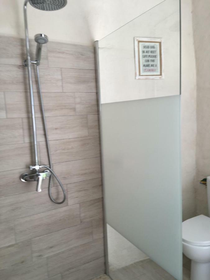Seb&Laeti Guesthouse Saint-Laurent-dʼAigouze 外观 照片